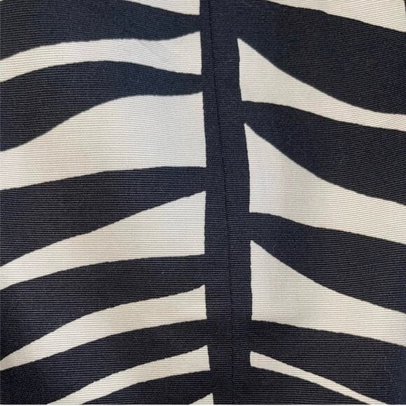 NWT! The Limited Black and Cream Patterned Pencil Skirt - Size 4 - Picture 3 of 4